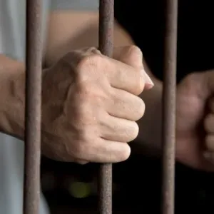 القصرين : السجن لرجل إعتدى بالعنف الشديد على إبنته التي تعاني من اضطرابات نفسية