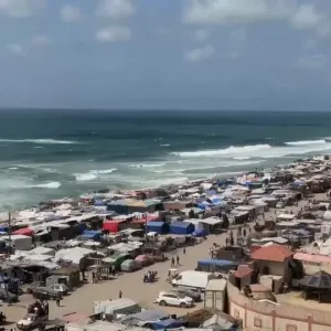 خيام النازحين الفلسطينيين تمتد على طول شاطئ دير البلح في غزة