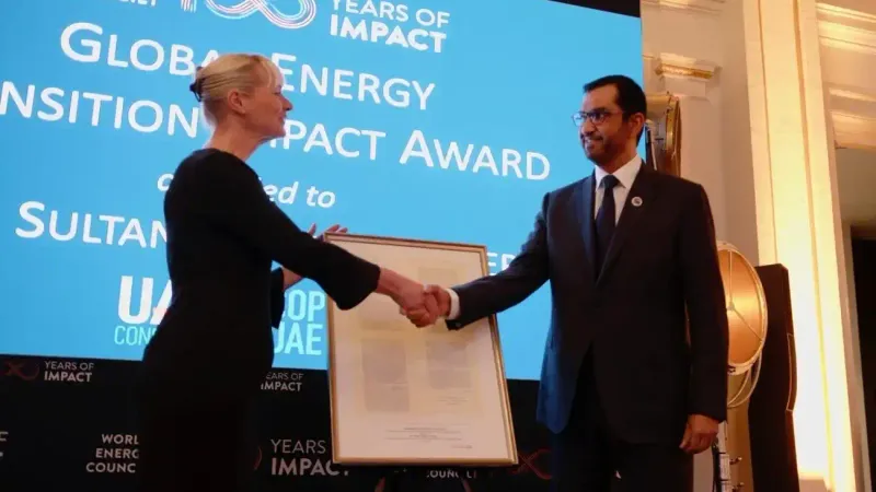 رئيس COP28 يتسلم جائزة التأثير الإيجابي من "مجلس الطاقة العالمي"