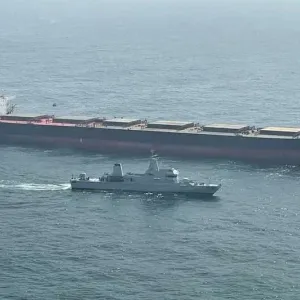 البحرية الملكية تساعد سفينة شحن منكوبة