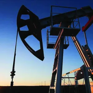 النفط يتراجع مع توترات الشرق الأوسط