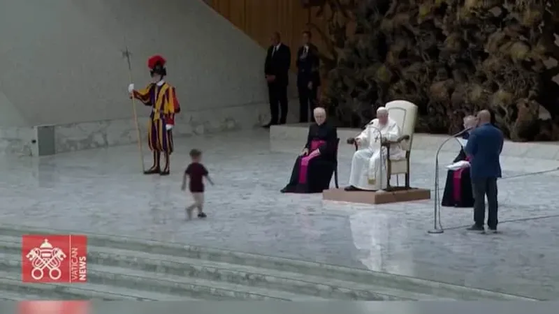 فيديو البابا فرانسيس يغسل أقدام سيدات فقط ويكسر تقاليد طقوس سنوية