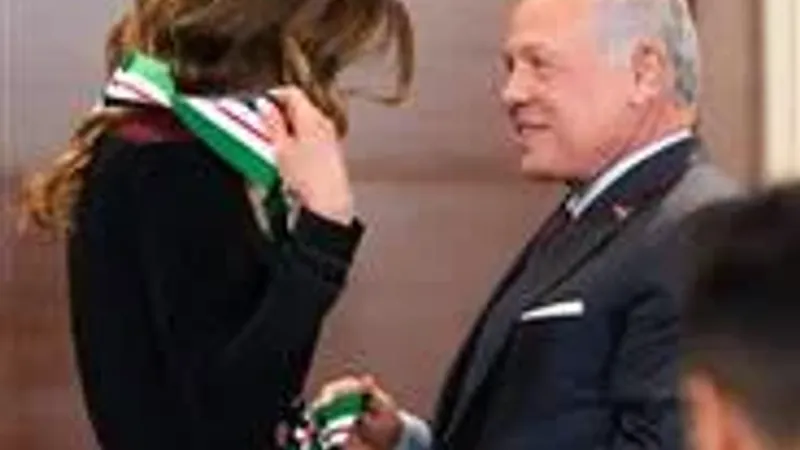العاهل الأردني يقلد الملكة رانيا وسام النهضة المرصع