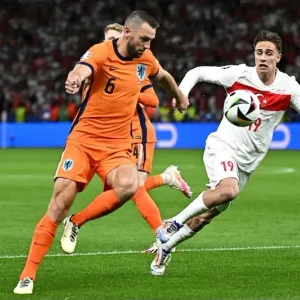 "طواحين هولندا" تنهي مغامرة تركيا وتتأهل إلى "دور الأربعة" لكأس أوروبا
