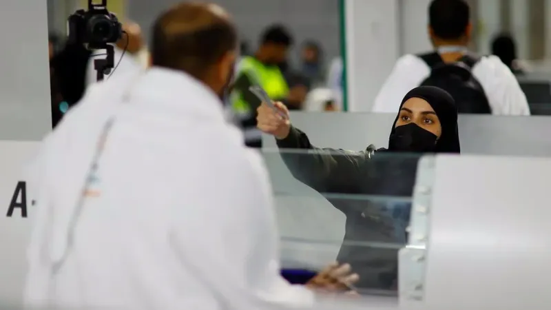 "جوازات" مطار جدة تستقبل أولى رحلات حجاج اليمن لأداء مناسك حج 1445هـ