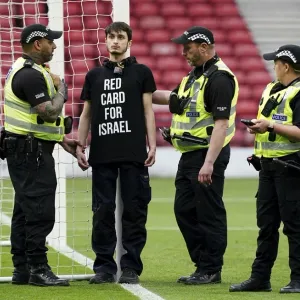 "بطاقة حمراء لإسرائيل".. محتج يكبل نفسه بعارضة مرمى في مباراة اسكتلندا وإسرائيل لكرة القدم النسائية