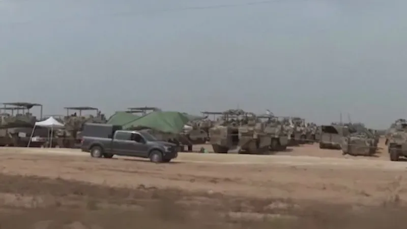 في مؤشر على اجتياح رفح.. إسرائيل تحشد دباباتها ومدرعاتها على طول الحدود الجنوبية لقطاع غزة