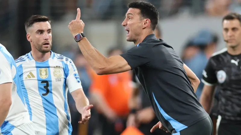 إيقاف مدربي الأرجنتين وتشيلي بسبب التأخر في النزول لأرض الملعب