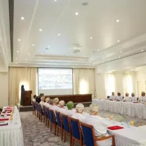 محافظ مسقط يستعرض مع أعضاء مجلس الشورى الخطط والمشاريع التنموية والخدمية