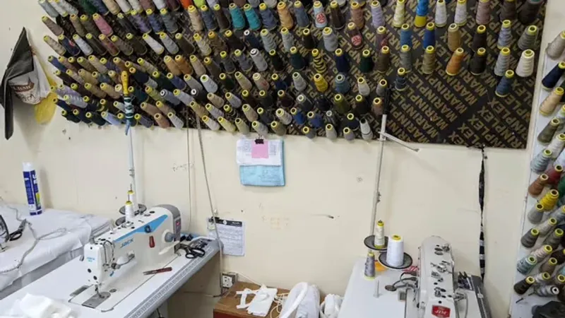 "أمانة جدة" تغلق معملًا مخالفًا للخياطة وتصادر 520 قطعة من الأقمشة والمعدات