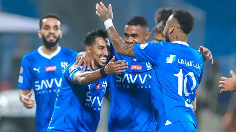 فيديو| مشجع نصراوي يستفز نجم الهلال بتصرف غير متوقع