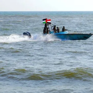 الجيش الأمريكي يعلن عن تعرض سفينة في البحر الأحمر إلى أضرار بعد إصابتها بزورق حوثي