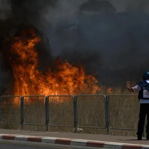 اندلاع حرائق ضخمة في عدة مواقع شمالي إسرائيل جراء قذائف ومسيرات "حزب الله" اللبناني (فيديو)