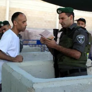 شرطة الاحتلال تعتقل 14 ضابطا وجنديا بتهمة بيع تصاريح لعمال فلسطينيين