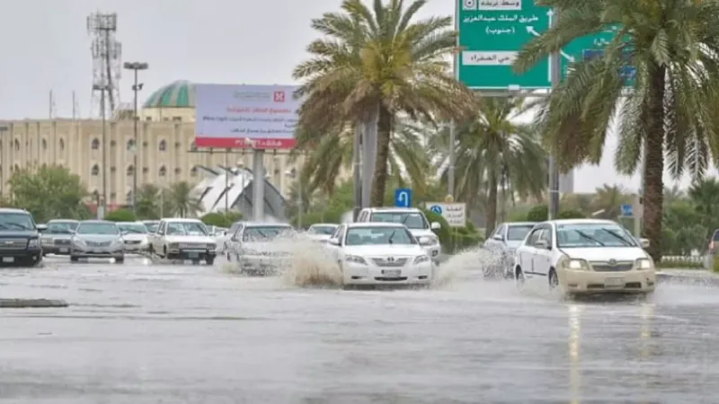 المرور: القيادة الآمنة أثناء المطر تساهم في تجنب الحوادث