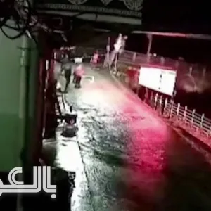 لحظة تدمير فيضانات جارفة لجسر وسط الطقس المتقلب بالشرق الأوسط وآسيا