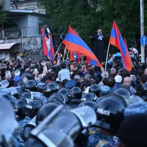 يطالبون باستقالة باشينيان.. الشرطة الأرمينية تعتقل عشرات المحتجين في يريفان