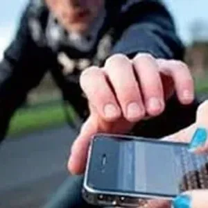 متهمان بسرقة الهواتف المحمولة: بنسرقها باستخدام دراجة نارية