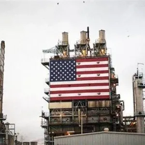 النفط يقفز بعد انخفاض غير متوقع في "الخام الأمريكي"