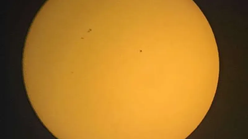 سر ظهور بقع سوداء على سطح الشمس.. حجمها أكبر من الأرض