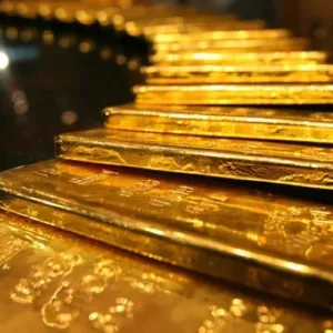 الذهب يتراجع 0.4 بالمئة بعد تقليص المركزي الأمريكي السياسة النقدية