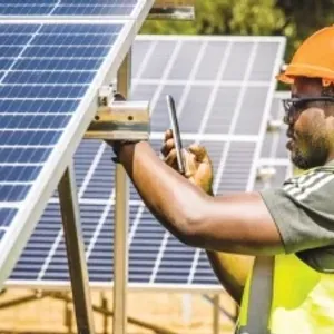 الشركات الخاصة تقود ثورة في الطاقة الشمسية بإفريقيا