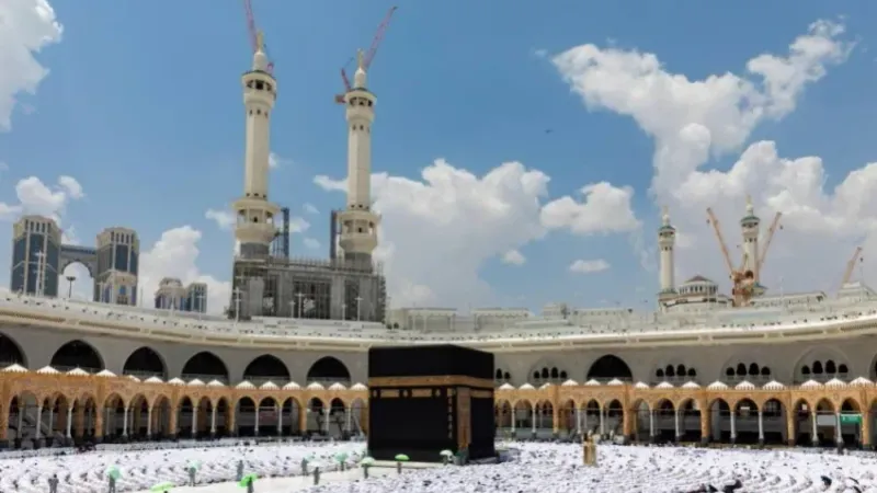 أداء جموع المصلين آخر صلاة جمعة في شهر رمضان المبارك بالمسجد الحرام