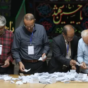 النتائج الأولية للانتخابات الرئاسية الإيرانية تظهر تقدم بيزشكيان على منافسه المحافظ سعيد جليلي