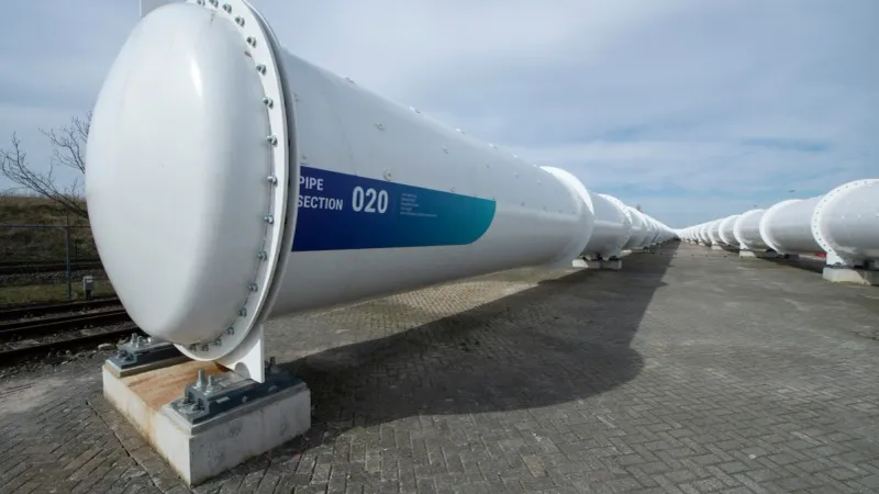 في هولندا... أكبر أنبوب لتقنية "هايبرلوب" يختبر قدرات قطار فائق السرعة (صور)