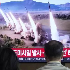 بعد أيام من فشلها في إطلاق قمر صناعي للتجسس.. كوريا الشمالية تطلق وابلاً من الصواريخ