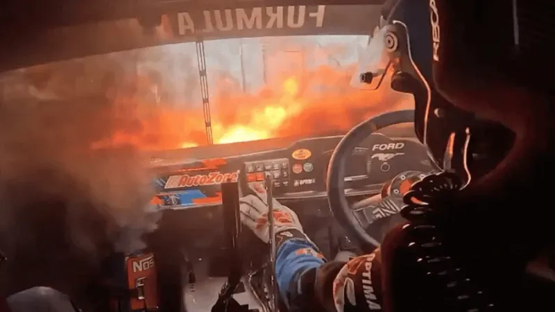 اشتعال سيارة فورد موستنج أثناء مشاركتها في سباق فورمولا دريفت |فيديو
