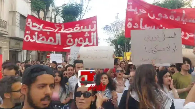 عشرات الشبان ينظمون مسيرة بالعاصمة للمطالبة بإلغاء المرسوم 54 وإيقاف محاكمات الصحفيين والمدونين