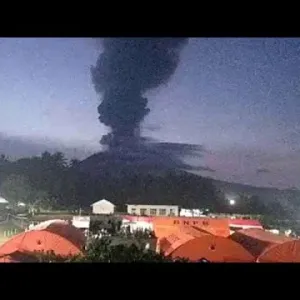 شاهد: بركان جبل إيبو يثور مجددا ويشعل سماء إندونيسيا