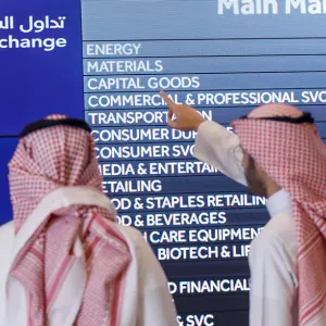 انخفاض معظم أسواق الخليج وسط ترقب نتائج الشركات.. والبيع الأجنبي يهبط بالمؤشرات المصرية