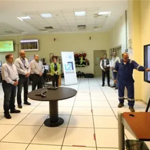 وزير البترول يتفقد تطورات العمل في مصنع الميثانكس بدمياط