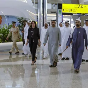 في مطار زايد الدولي.. محمد بن راشد: الإمارات ستظل محوراً رئيساً لحركة السفر العالمية