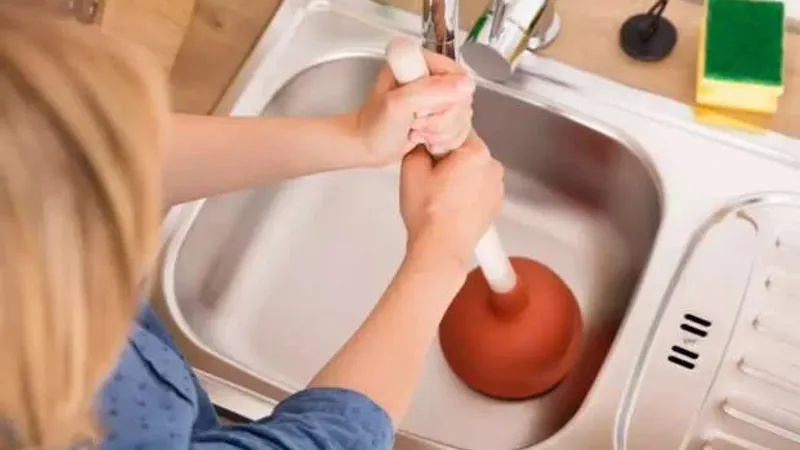 «مش هتاخد وقت».. كيف تتخلصين من انسداد حوض المطبخ في ثوان؟