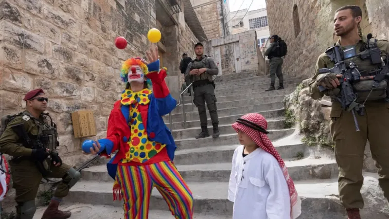 شاهد: تحت حراسة مشددة.. إسرائيليون يحتفلون بعيد المساخر في الخليل بمشاركة الوزير بن غفير