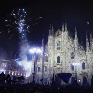 قد تعتقد إنها لقطة من فيلم   جمهور إنتر اشعل الأجواء في ساحة الدومو بمدينة ميلانو احتفالا بلقب الدوري