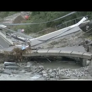 فيضانات تيسينو في سويسرا: جسر مدمر وانقطاع للكهرباء والمياه…