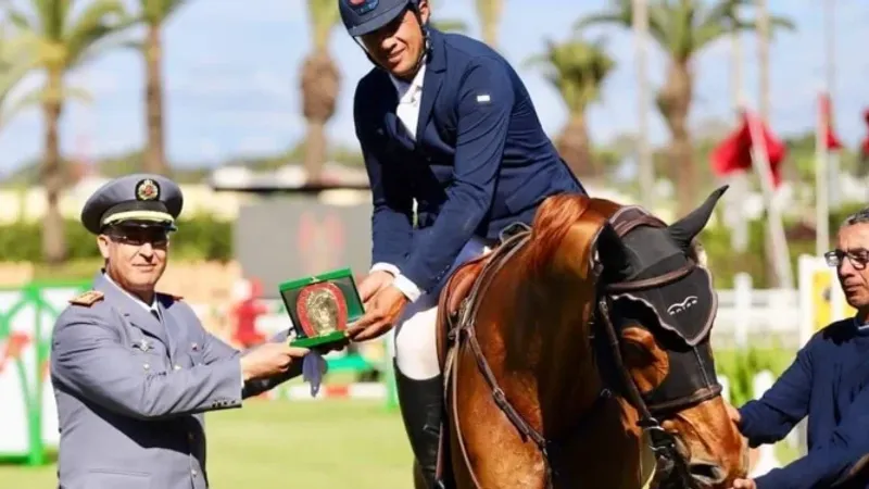 الفارس فريد أمنزار يفوز بجائزة ولي العهد الأمير مولاي الحسن في القفز على الحواجز