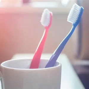 خبراء يحذرون: فيروس خطير قد تنقله فرشاة الأسنان