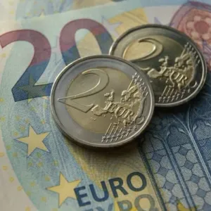 اليورو عند أدنى مستوى في شهر
