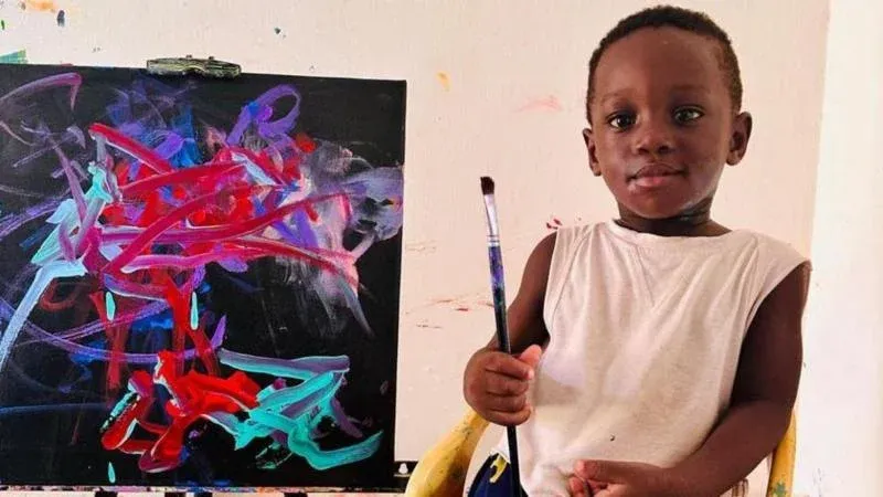 بي بي سي توثق فرحة أم بابنها الذي لُقب بأصغر رسام في العالم