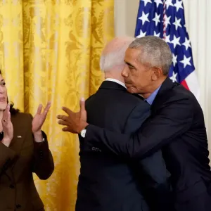 بعد أيام من الانتظار.. أوباما وزوجته يُعلنان موقفهما من ترشيح هاريس للرئاسة بشكل رسمي