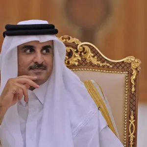 جلوس أمير قطر بين أولياء الأمور خلال حفل تخرج ابنته يثير تفاعلا.. ومعلقون: "تواضع الكبار"