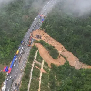 بالفيديو-  انهيار طريق في جنوب الصين يودي بحياة 36 شخصاً