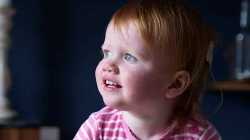 أمل جديد.. نجاح أول تجربة للعلاج الجيني باستعادة طفلة بريطانية حاسة السمع (تفاصيل)