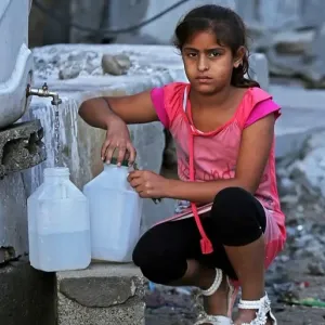 قص الشعر... خيار نساء غزة الصعب لمواجهة تحديات شح المياه