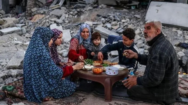 تقرير: "موائد الرحمن وإفطار الصائم" بغزة تستبدل الأرز بأكلات تراثية